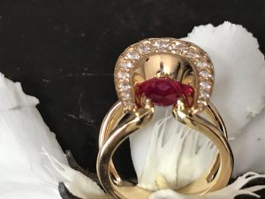 Bague "Réflexion en Rouge" Or jaune 18 ct, rubis 1.02 ct, diamants 0.38 ct