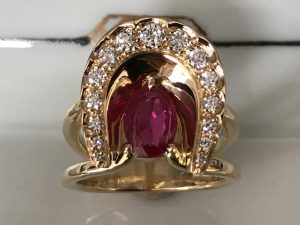 Bague "Réflexion en Rouge" Or jaune 18 ct, rubis 1.02 ct, diamants 0.38 ct