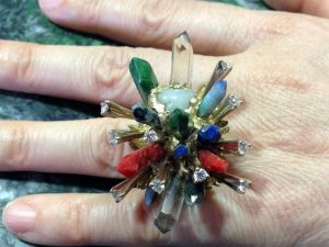 Bague Cathyflore. Pièce unique, Or jaune 47 grammes, diamants 1 carat, corail de Bonifacio, diorite orbiculaire, vert d'orezza, lapis lazuli, quartz citrine, quartz laiteux de Folelli...