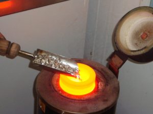 Fusion des lingots d'argent. Le point de fusion de l'argent est 961.8 °C ou degrés celsius