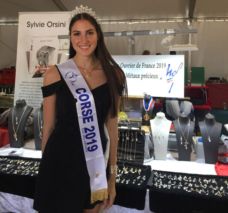 Miss Corse 2019 à la foire de Porto-Vecchio, devant le stand de Jacques Orsini